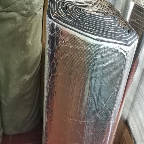 {“title”: “高密度橡塑发泡隔音隔热棉 全车通用与墙体应用的全面解析”, “content”: “## 一、产品概述\n\n高密度橡塑发泡隔音隔热棉是一种以橡胶和塑料为主要原料，经发泡工艺制成的高性能闭孔弹性材料。该材料兼具隔音降噪与隔热保温双重功能，表面复合自粘胶层，施工便捷，且具备良好的防火阻燃性能。凭借“全车通用”的设计理念，该材料不仅广泛应用于汽车四门、底盘、后备箱等部位的隔音降噪，还可用于墙体、管道、设备的隔热保温，是一款横跨汽车工业与建筑领域的多功能复合材料。\n\n## 二、核心性能